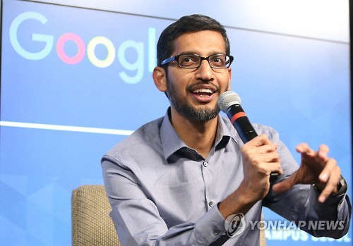 순다 피차이 구글 CEO가 15일 오후 서울 강남구 대치동 구글캠퍼스 서울에서 열린 토크 콘서트 형식의 '구글의 새로운 CEO 순다르 피차이를 만나다' 행사에서 스타트업, 학생, 개발자 등을 대상으로 강연하고 있다. <연합뉴스>